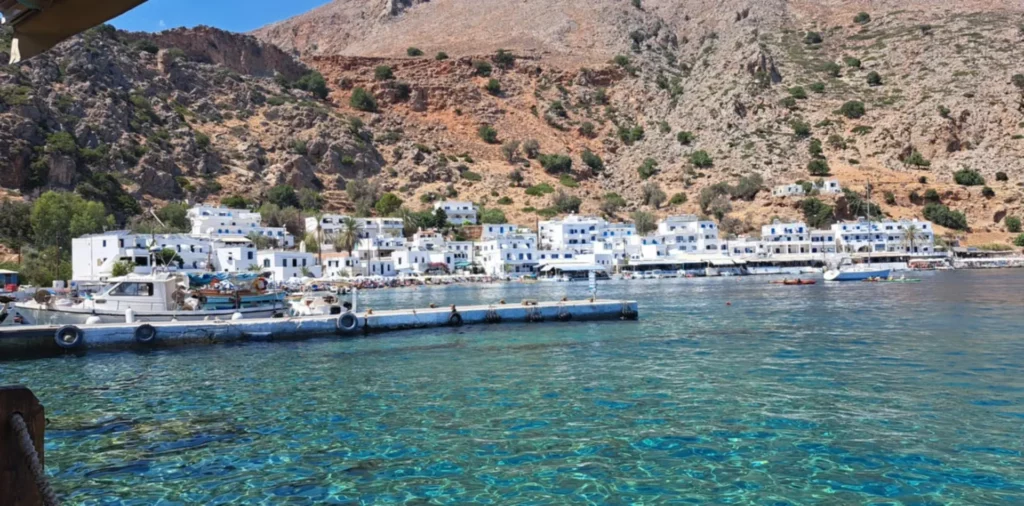 Vue de Loutro depuis un bateau en arrivant presque au port